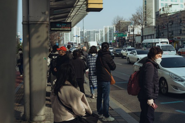 입주 대기 줄 서는 시민들