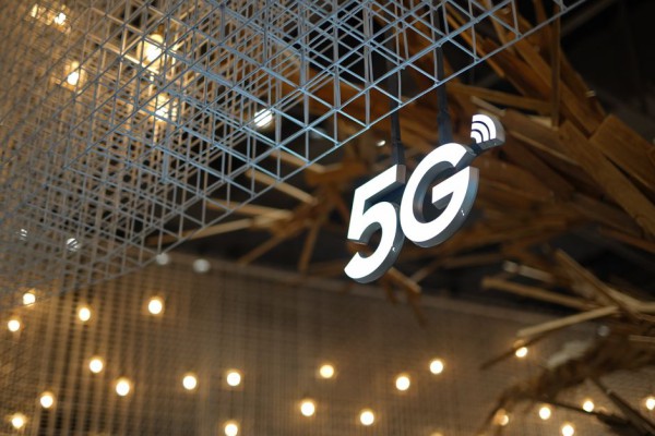5G 기지국에서 좁은 빔이 사용자를 놓치는 장면