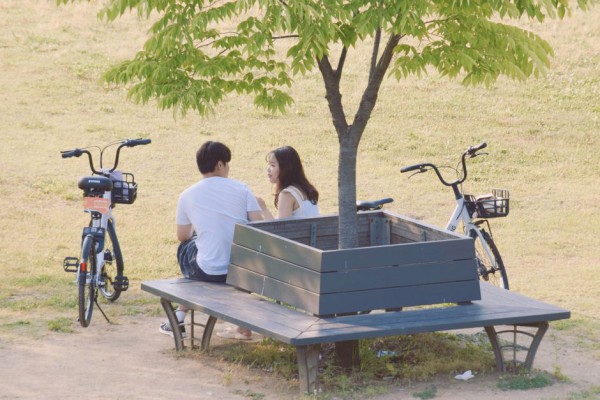 사람들이 대화하며 감정을 나누는 장면